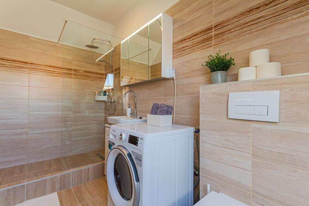 Roomy Apartment 80Sqm At City Center Free Parking Space, Ac & Balcony Budapest Kültér fotó