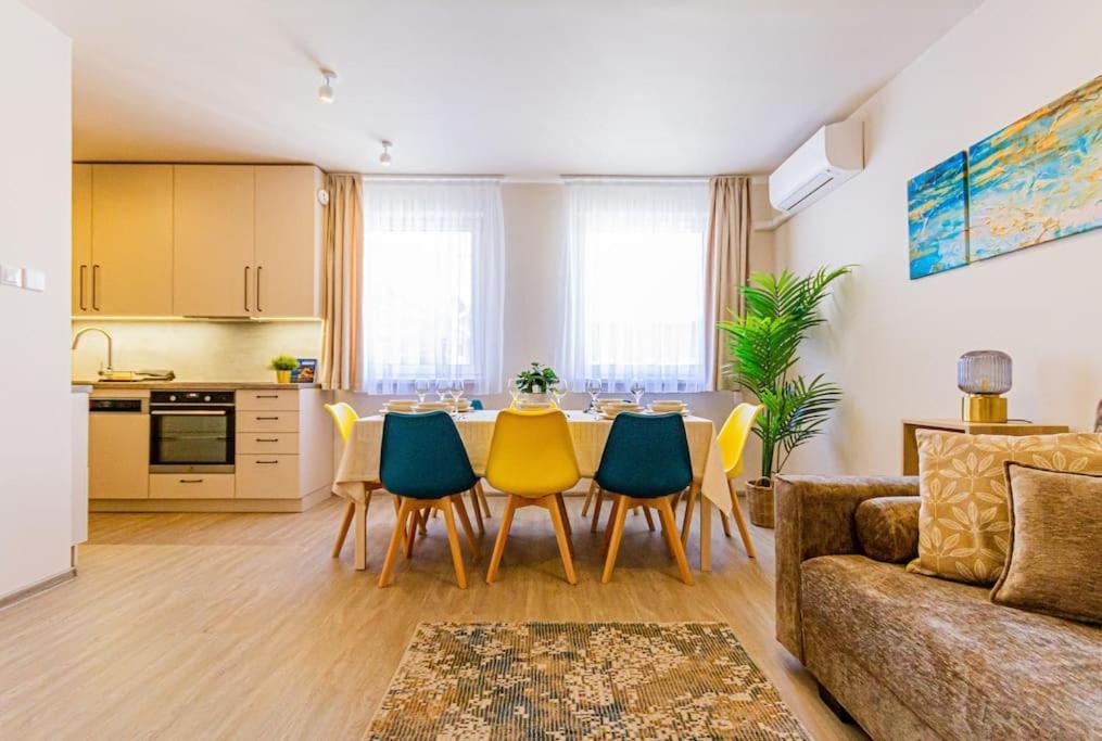 Roomy Apartment 80Sqm At City Center Free Parking Space, Ac & Balcony Budapest Kültér fotó